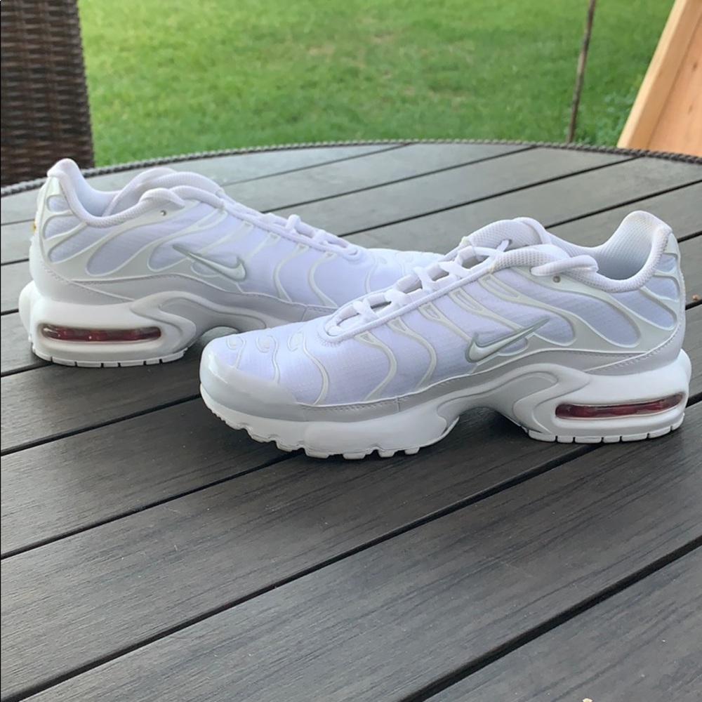 White Nike Air Max Plus